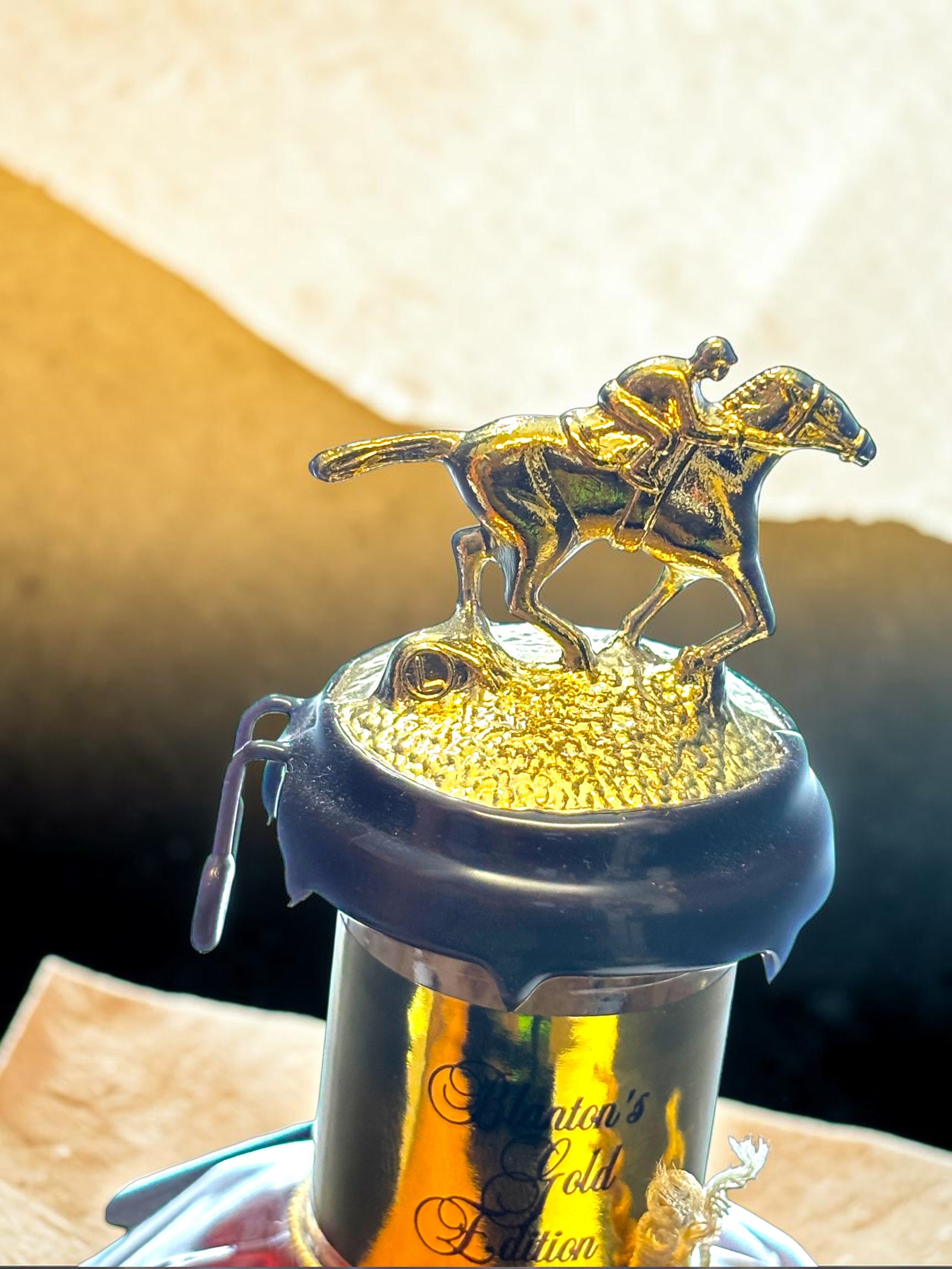  Stopper
Blanton's Gold Edition horse-and-jockey stopper detail.